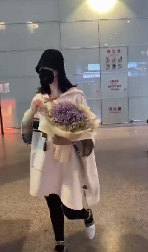 张杰在线追快本，意外曝光豪宅内家庭影院，电视和墙一样大超阔气