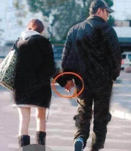 同是二婚姐弟恋，嫁对人了一个当公主宠，一个