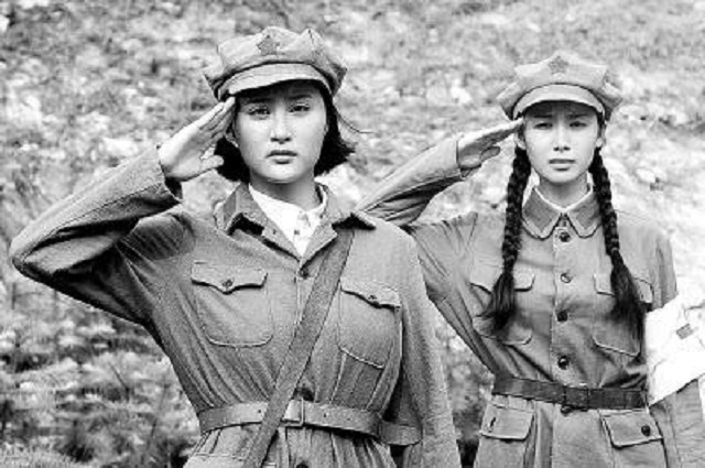 1946年，23岁董健民为保机密，携丈夫和儿子跳入