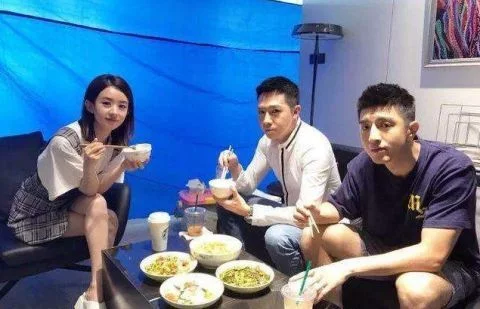 5位演员的片场“吃饭”照，颖宝正常，张一山仓促，最后这个心疼