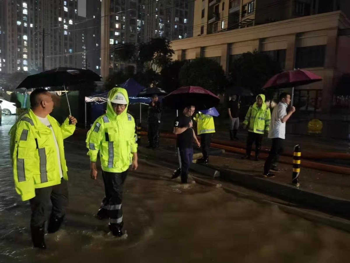 “雨势”汹汹 武汉临空港城发投集团组织抢险队启动排涝预案