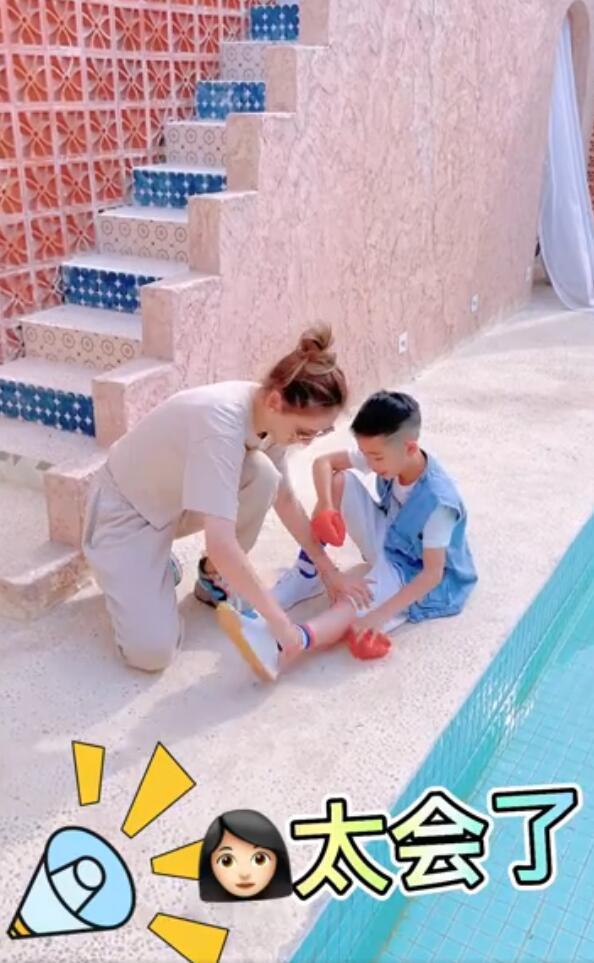 应采儿陪儿子拍大片，亲自指导还跪地帮整理衣服，Jasper乖巧配合