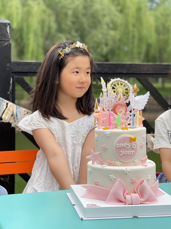 张亮女儿真会打扮，6岁生日穿公主裙出镜好甜，模样酷似哥哥天天