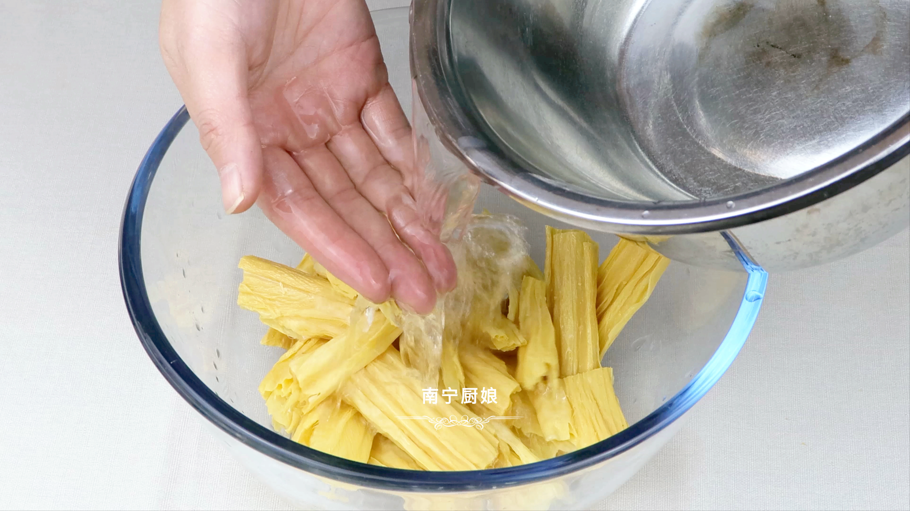 泡腐竹時，很多人把水放錯了，大廚教你一招，泡發快速還沒有硬芯