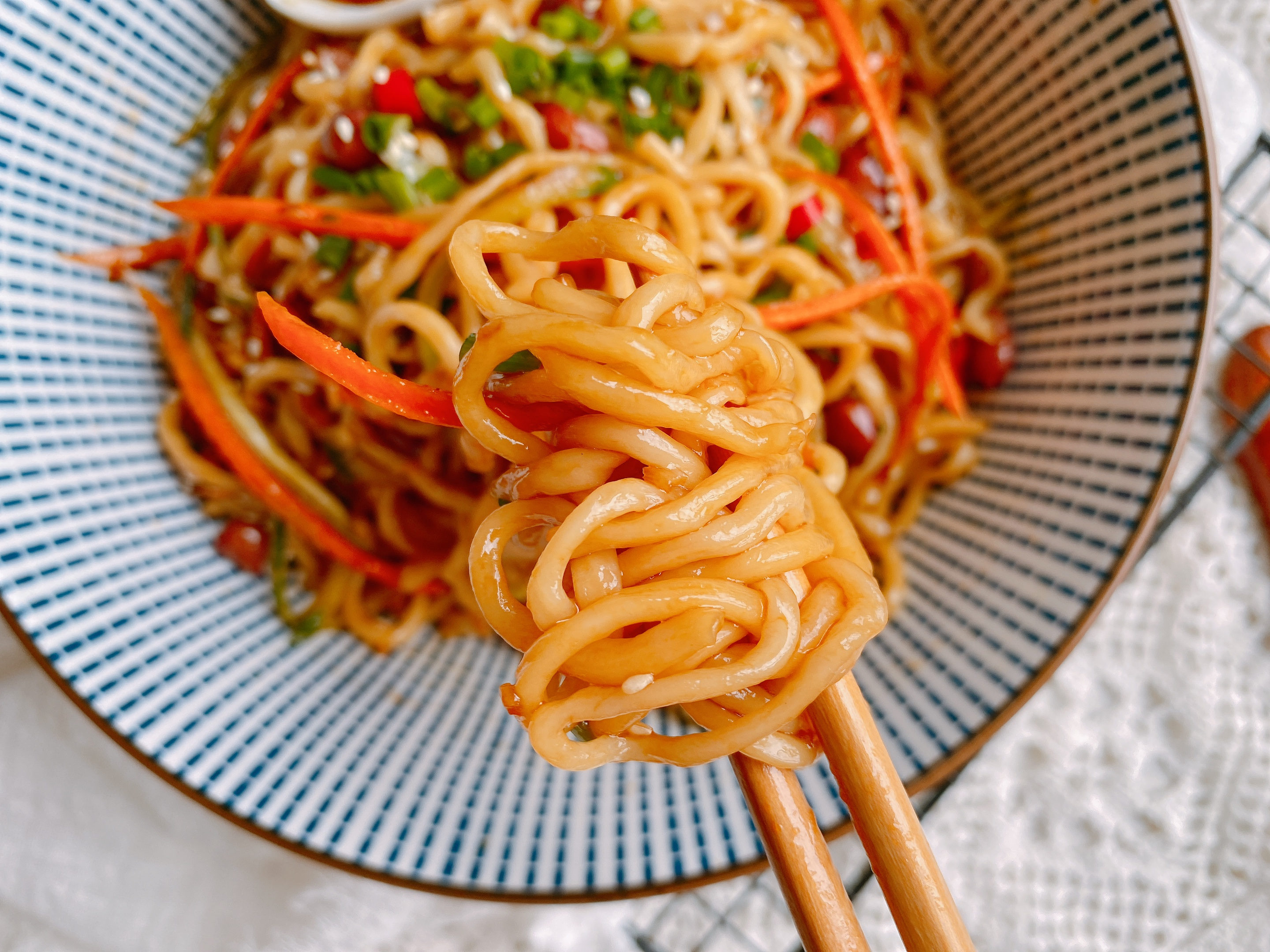 夏天馋这口凉拌面，掌握秘诀“321”，面条不粘连，爽滑筋道入味