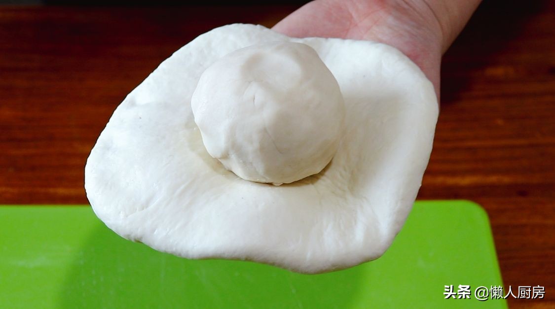 過年做這道小吃，包滿花生餡，寓意錢包滿，是招待客人必備的食品