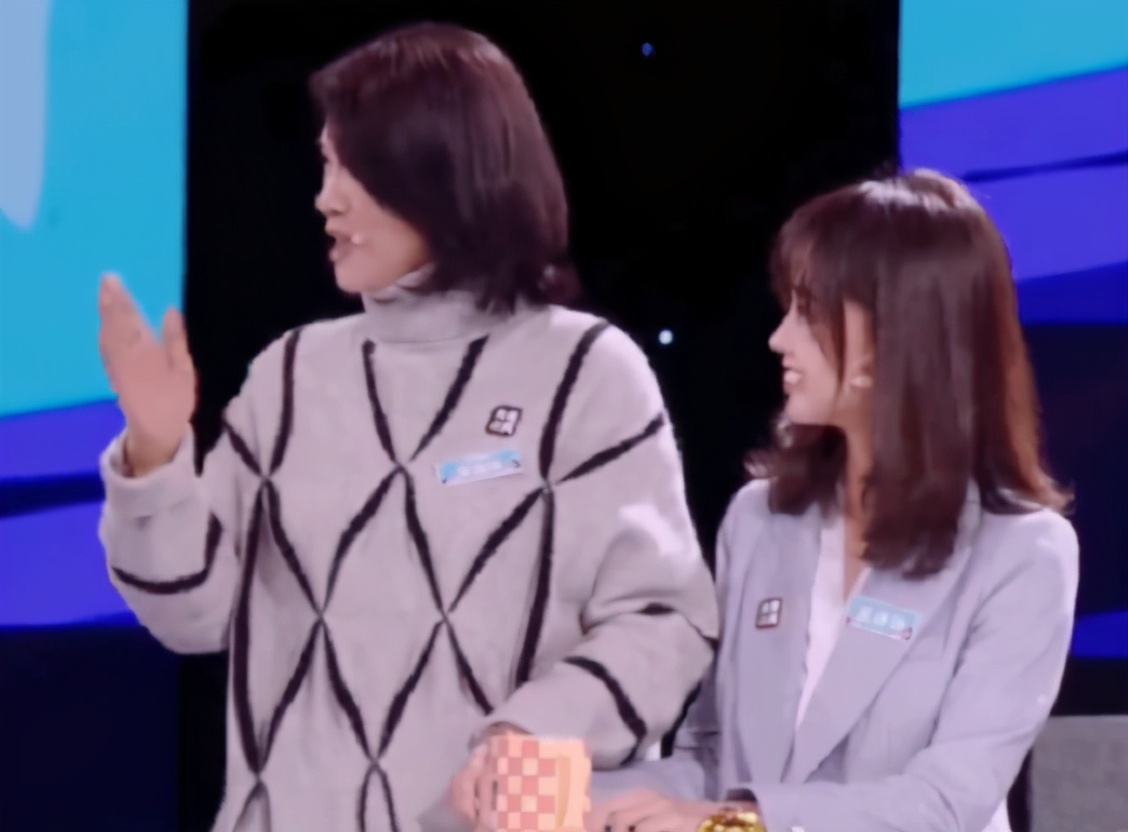 霸总和甜妹？董明珠紧握王冰冰的手，网友嗑CP还求大佬快写文