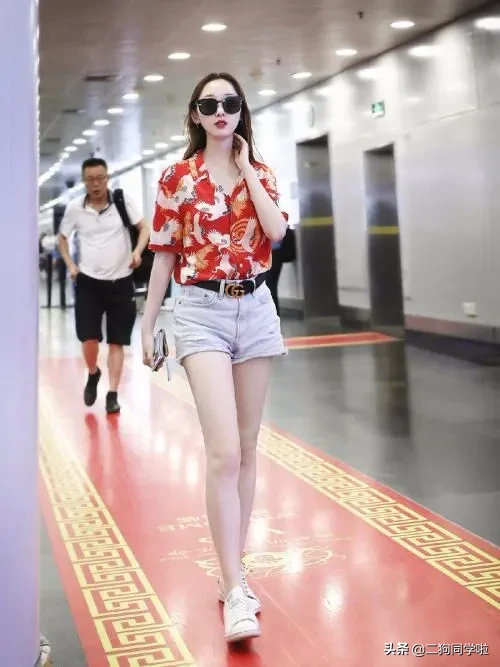 蒋梦婕是个实在女星，时髦的穿搭很接地气，地