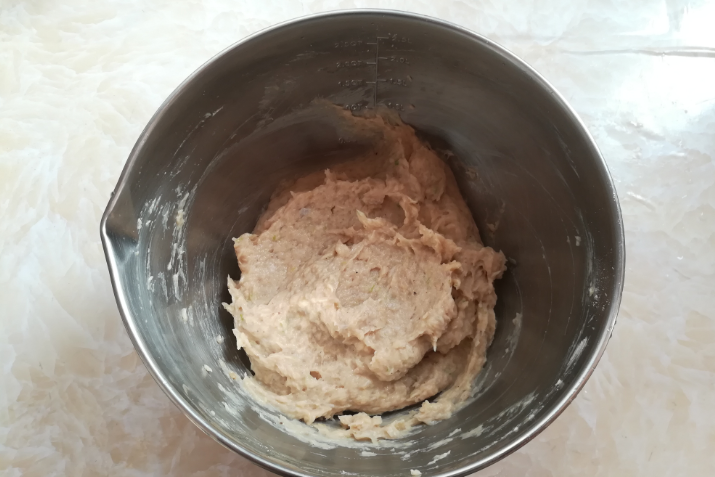 孩子想吃鱼丸，别总买着吃，自己做干净卫生，没有添加更健康