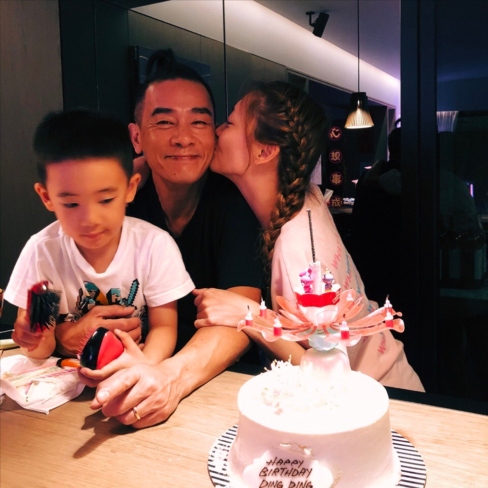陈小春晒一岁半小儿子正面照，hoho原本像妈妈，现在变成迷你小春