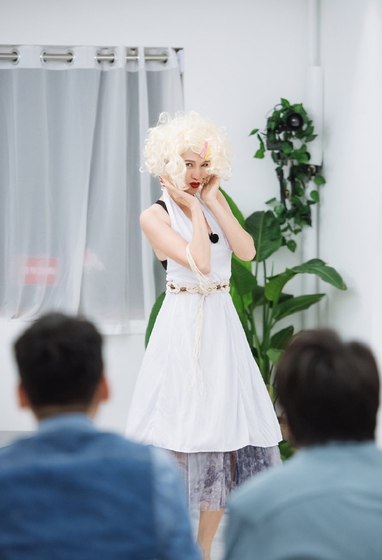 蔡少芬cos玛丽莲梦露，风情万种，强吻张晋留唇印画风搞笑