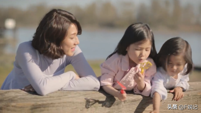 鍾嘉欣帶子女和媽媽同框出鏡賀母親節一家人牽手的背影合照很溫馨