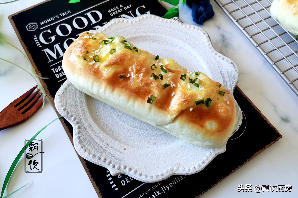 美味面包也能做之有易，简单一卷，撒上料，咸甜有度，早餐的挚爱
