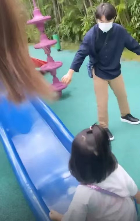 李亚男带大女儿坐旋转木马，互动温馨有爱，和王祖蓝同台合唱超甜