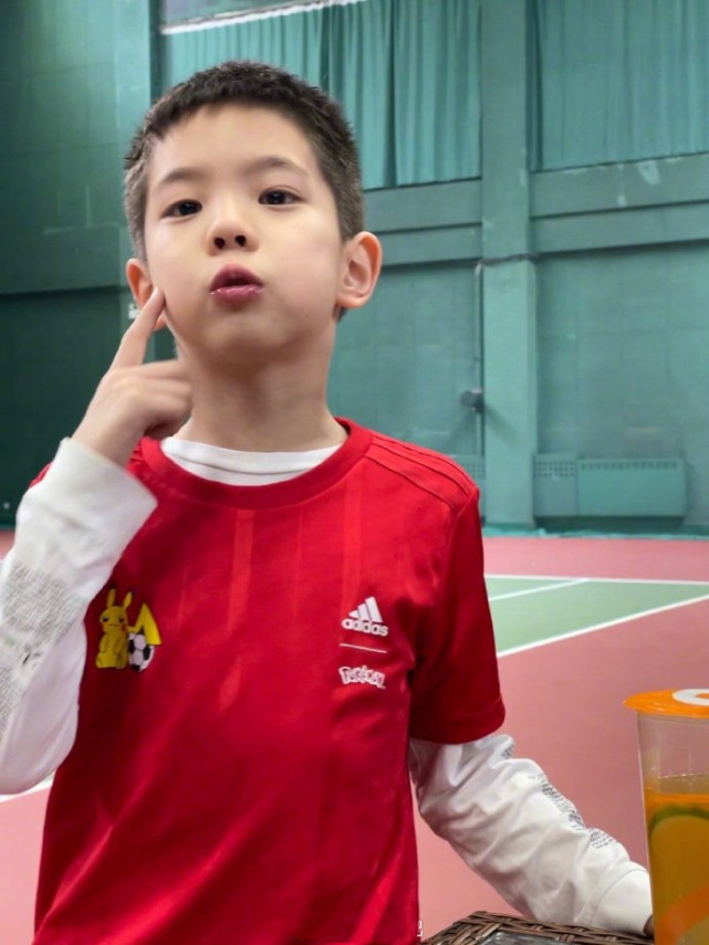 杜江久違曬兒子近照，7歲嗯哼撞臉“現男友”，被爸爸稱小李現