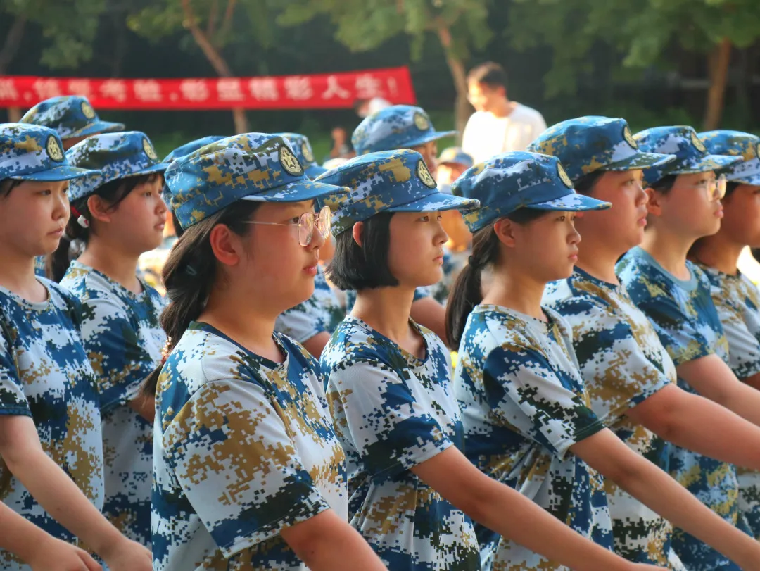 军姿飒爽 青春飞扬，潍坊恒德实验学校举行2021级新生军训闭营仪式