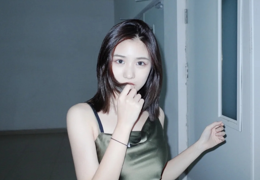 汪峰16岁长女晒高清美照，小苹果穿扮成熟白到发光，颜值超高