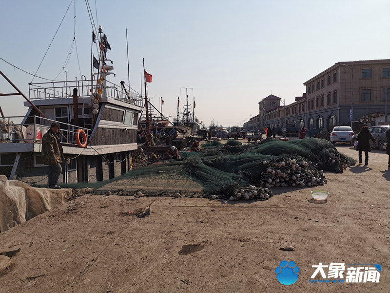 河北唐山海域渔船翻扣，5名船工失联，幸存船主：遭受“海霸”袭击