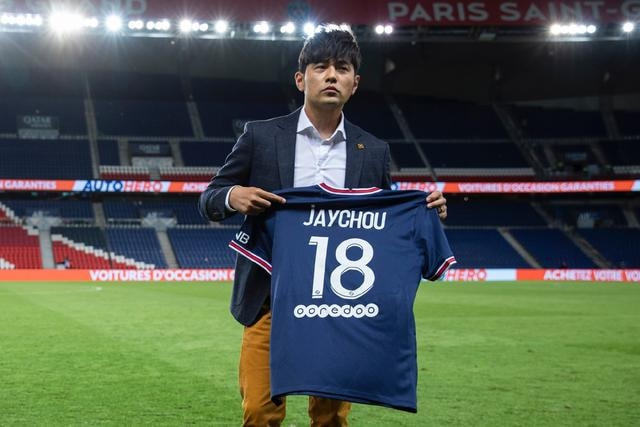 周杰伦获赠圣日耳曼专属球衣，与昆凌开心展示，球号意义非凡