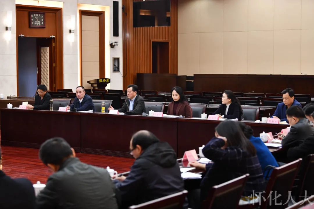 市人大常委会举行贯彻实施《怀化市扬尘污染防治条例》座谈会