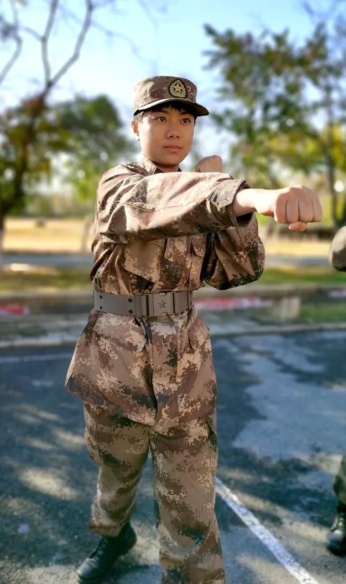 女兵入伍前后变化太大！网友：不一样的美，限