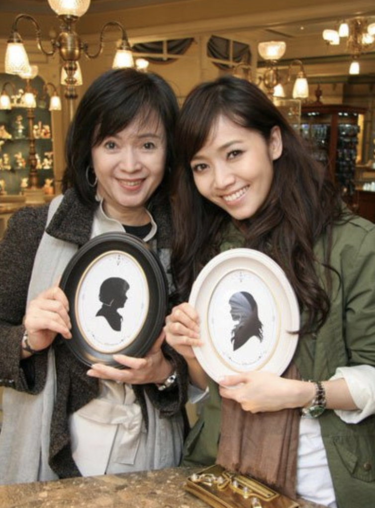 侯佩岑罕見曬全家福，與老公扮恐龍逗兒子開心，互動畫面太溫馨