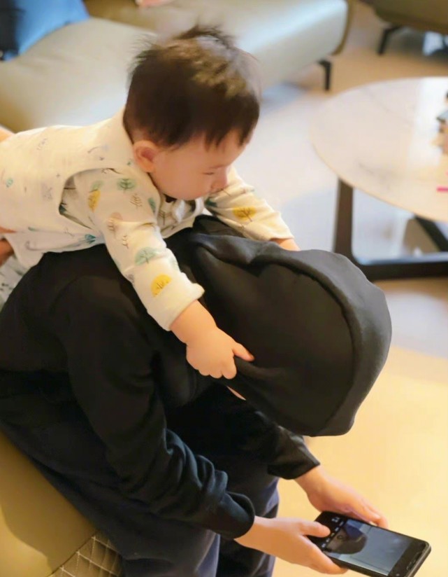 應采兒曬倆兒子有愛互動，半歲hoho爬到哥哥身上，側臉曝光了