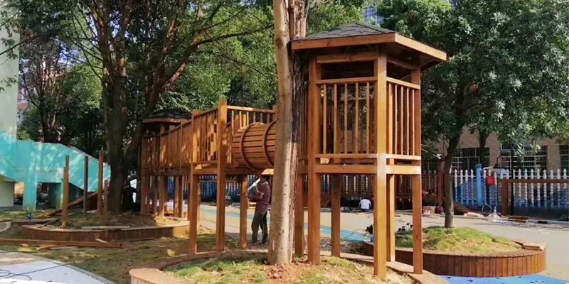 木蠟油涂裝幼兒園戶外木制設(shè)施