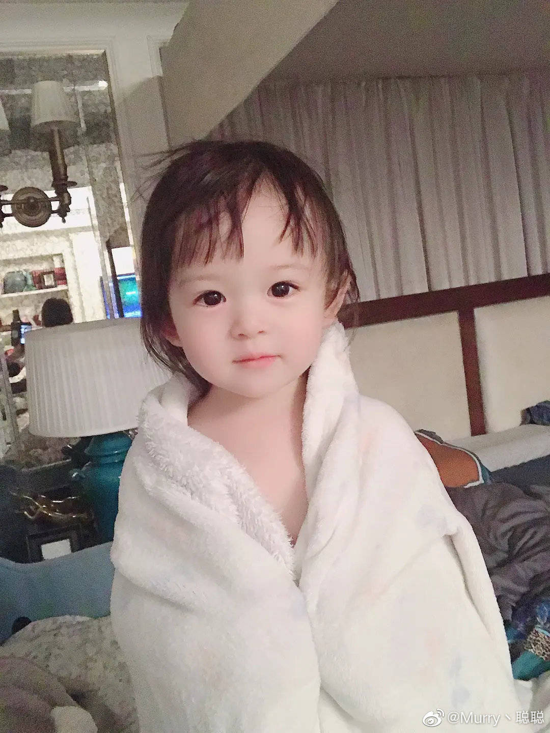 樊少皇二胎喜得小女兒，倆女兒穿公主裙，一家四口三美女