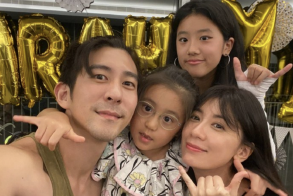 贾静雯晒一家合照为女儿庆生，咘咘戴眼镜太可爱，两颗门牙已掉光