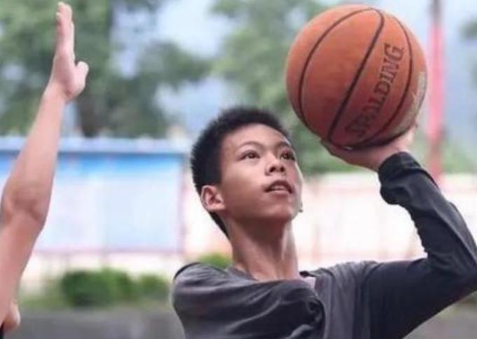 单臂男孩张嘉诚即将成年，他未来有机会升入广东一队吗？