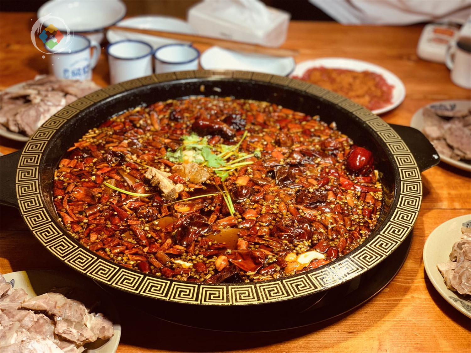 不卖毛肚，也没有鸭肠，重庆大学城的火锅店，锅底自带牛骨和牛肉