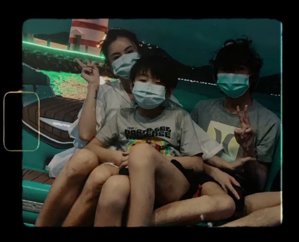 張柏芝曬合影，兩個兒子開心比耶，母子三人清一色大長腿太出眾