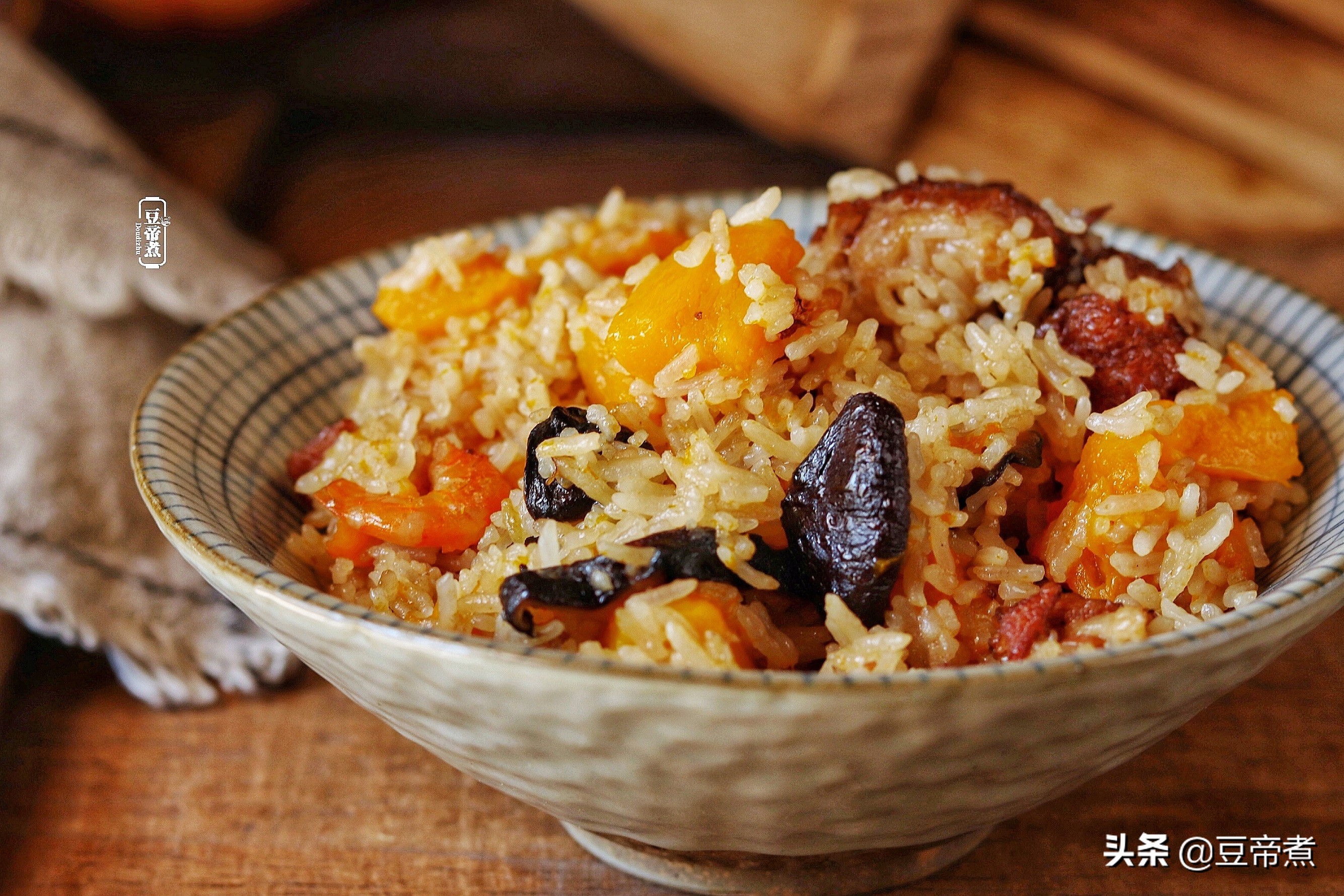 懒人不想炒菜的好办法，把饭菜肉一锅焖，老公孩子一连吃好了几碗