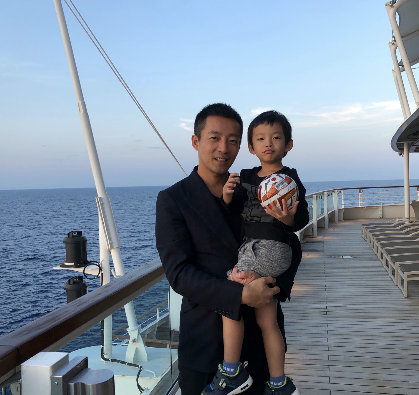 汪小菲慶與大s結婚十週年，夸其為小女孩，鴿子蛋鑽戒惹秦昊注目