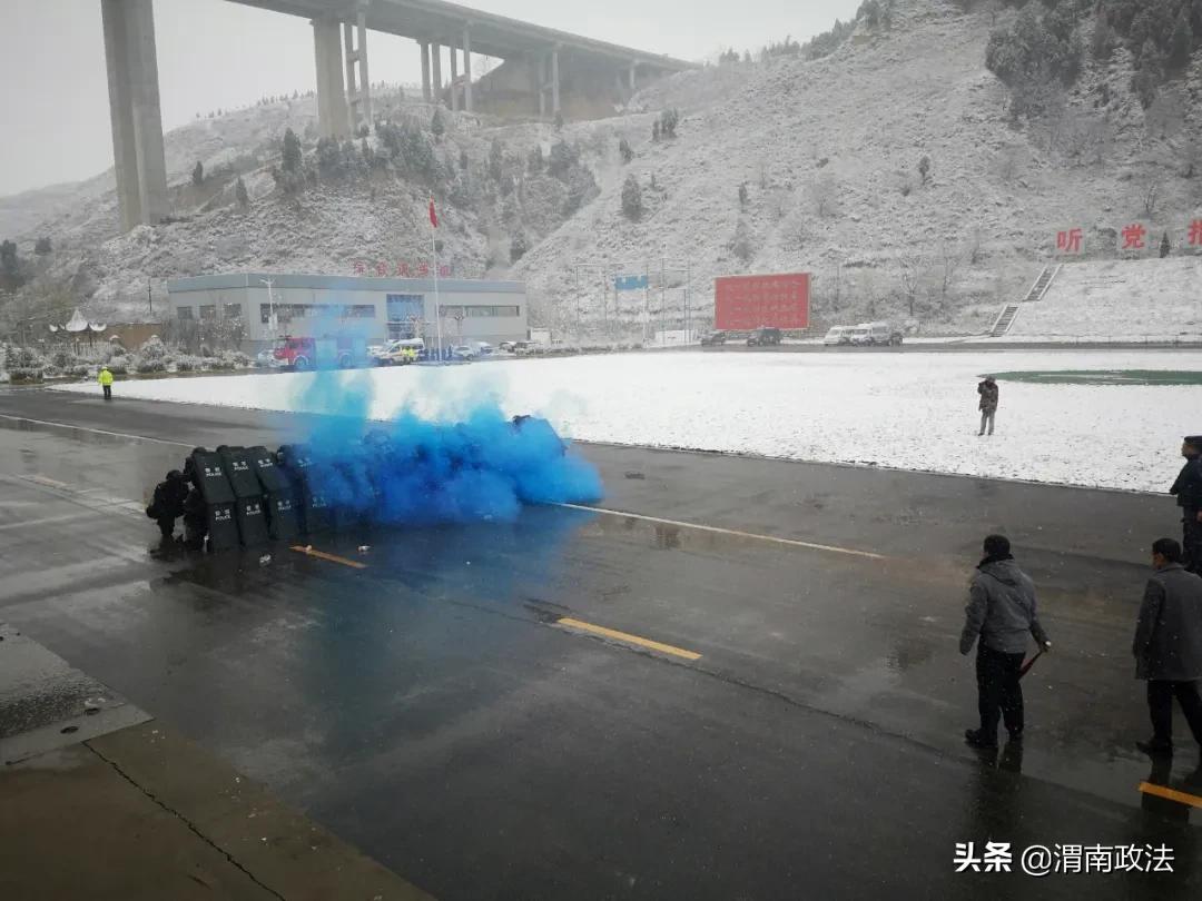 合阳县公安局举行大规模群体性事件处置演练（组图）