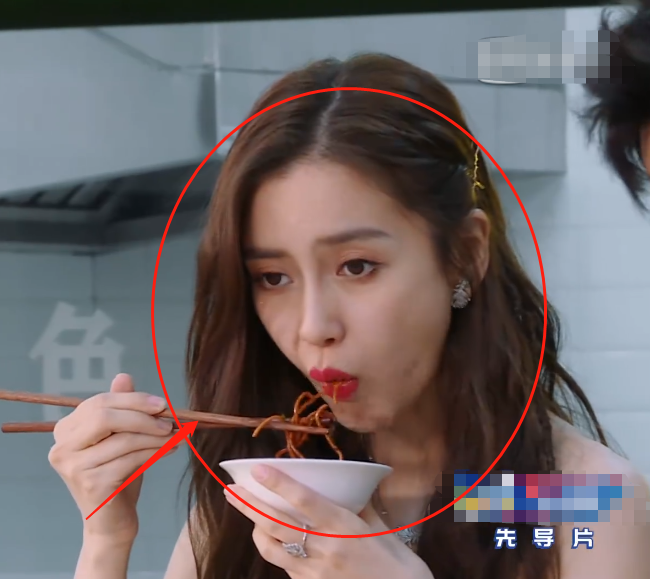 《奔跑吧8》吃面条，导演给baby特写镜头，是不是