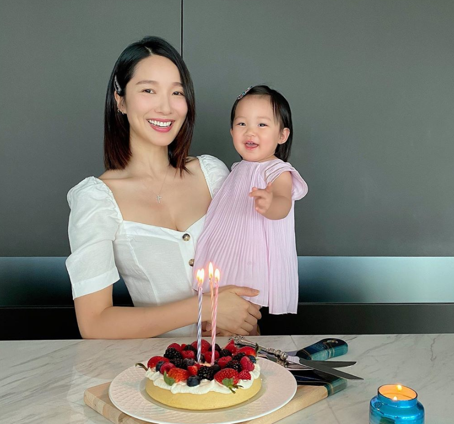 王祖藍曬照官宣二胎生女，小寶貝正面照曝光，李亞男身材恢復神速