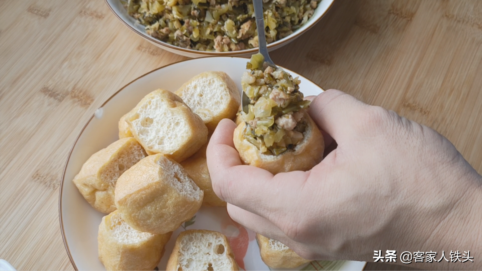 逢年过节，油豆腐不炖肉了，教你一个新鲜吃法，好吃解馋待客不错