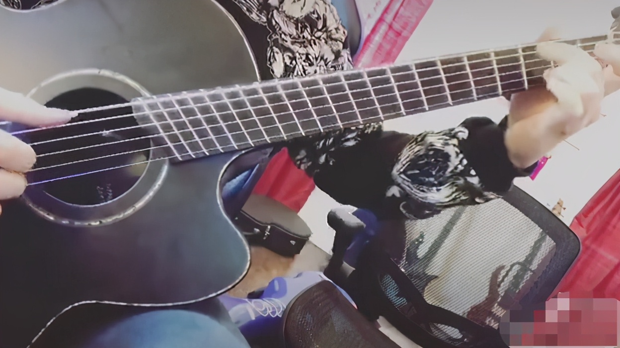 宁静混血儿子罕见现身，独居国外房间杂乱没人