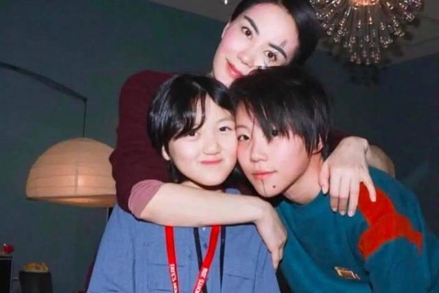 李嫣自拍晒近照，14岁就已出落亭亭玉立，大长腿