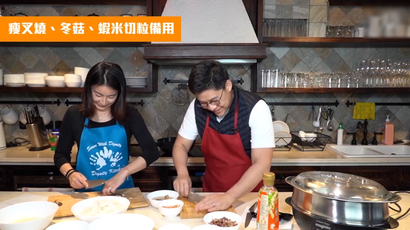 霍啟剛夫婦搭檔做美食，郭晶晶化身小助手，兩人搭配默契盡顯恩愛