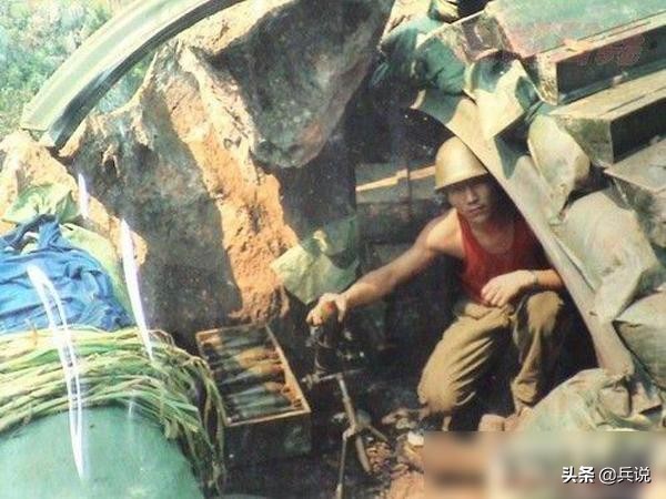 民兵上阵地慰问，还有女的！看到战士狼狈相，姑娘流热泪