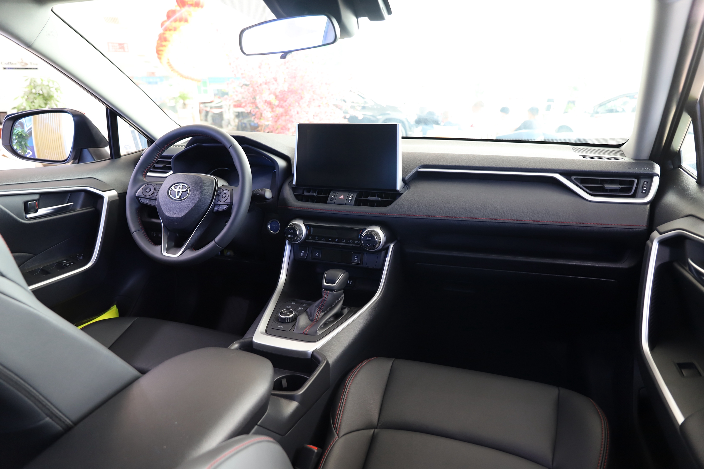 相比燃油版和双擎版的威兰达,高性能版的内饰并无大的区别,主要还是在