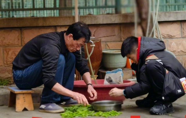 楊威罕曬爸爸兒子合照，楊陽洋蹲地擇菜側顏像爺爺，口袋紅包搶鏡