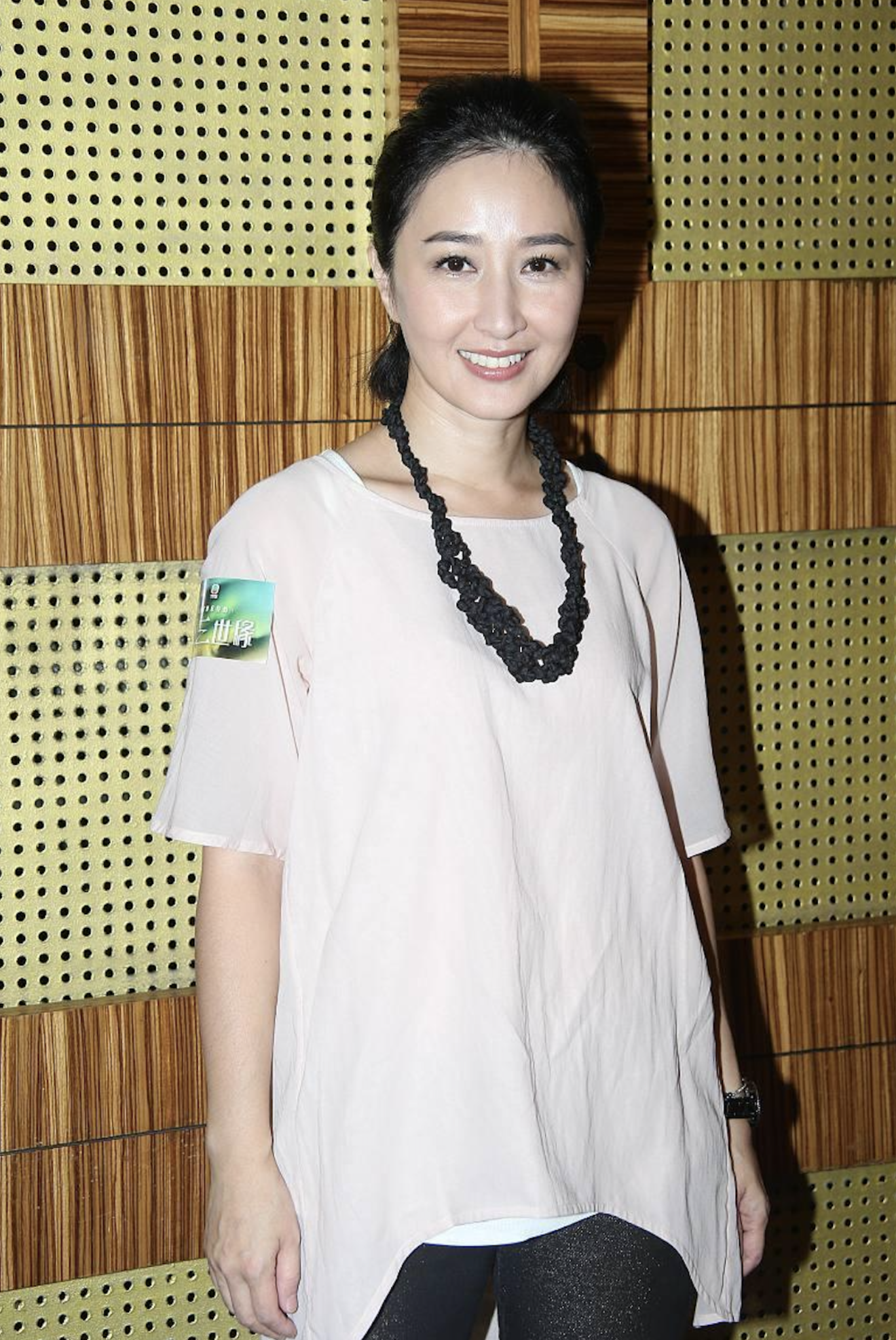 張家輝攜妻女外出享家庭樂，15歲女兒身高矚目，亭亭玉立像關(guān)詠荷