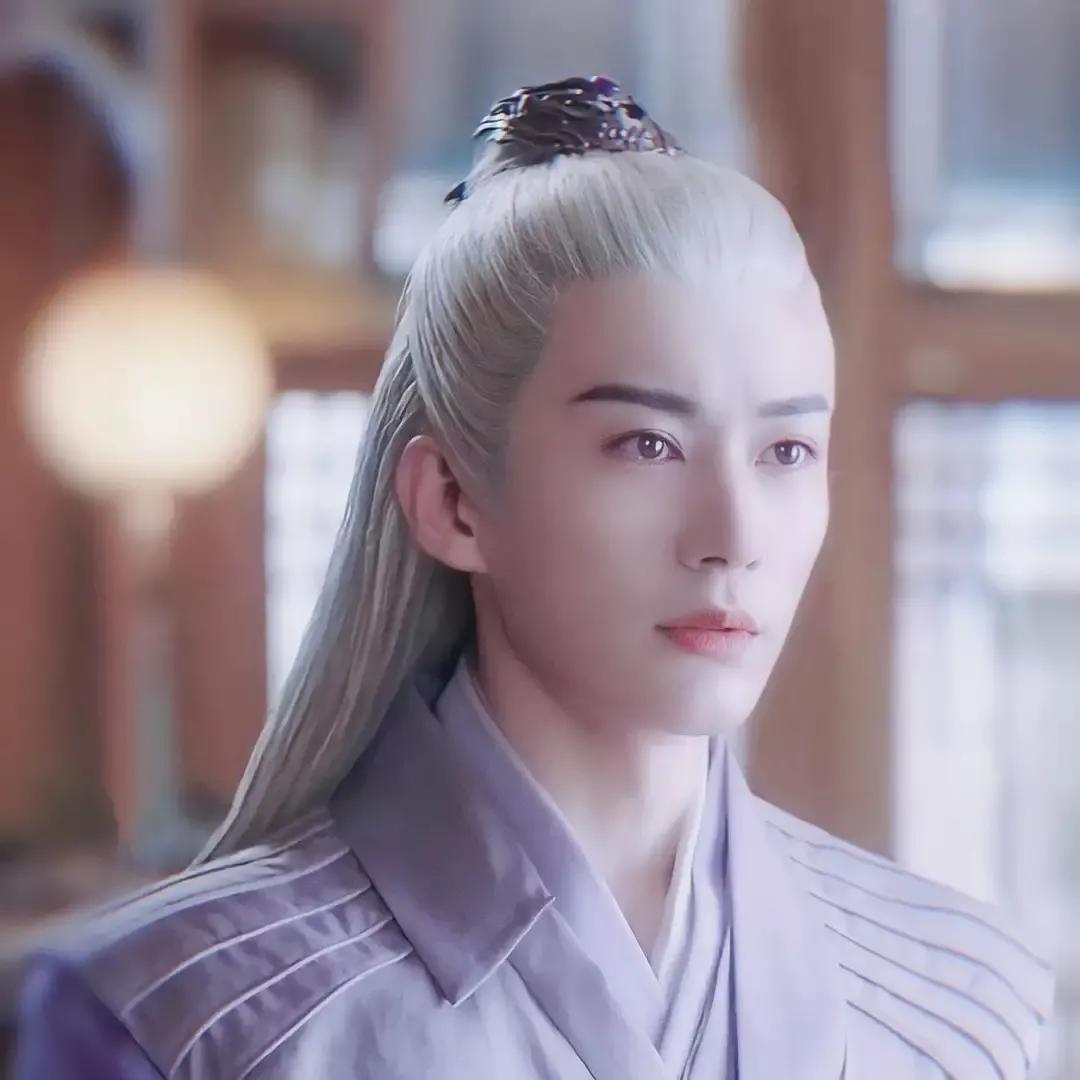 千古玦尘天启神尊复活成紫月妖君后期白发造型是怎么回事