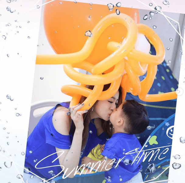 安以轩夫妇庆祝儿子满两岁，66和妹妹罕露正脸，一个像爸一个像妈