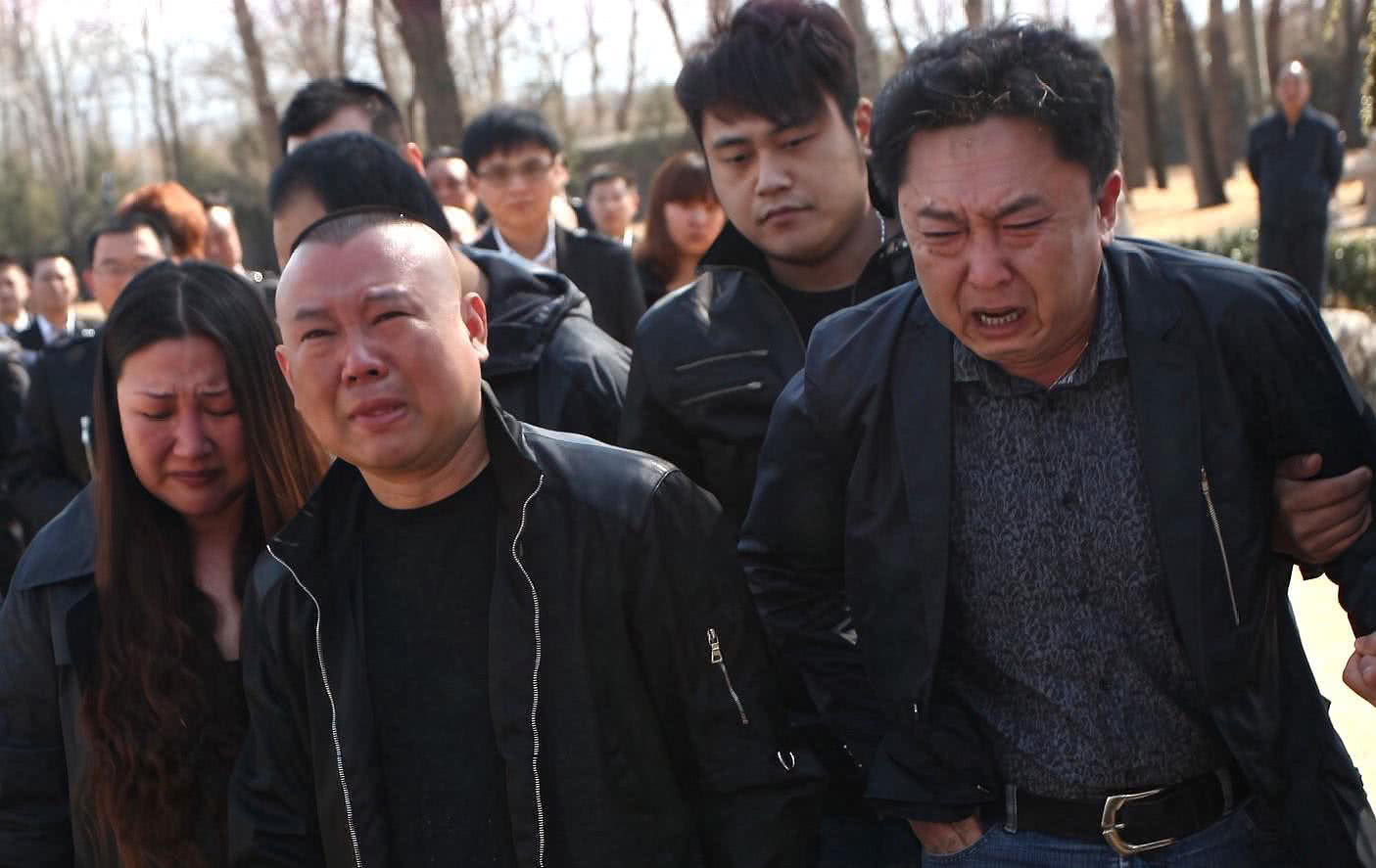 郭德纲连续14年悼念侯耀文，当初遗产争夺引起争