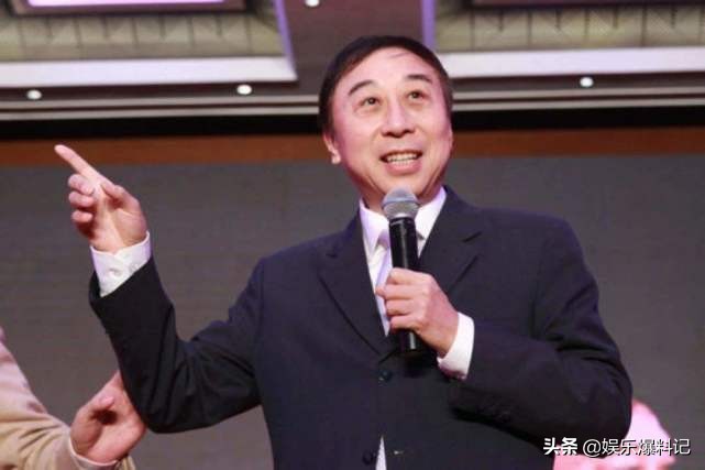 冯巩60岁老婆近照，气质优雅风韵犹存，儿子长得跟他一模一样